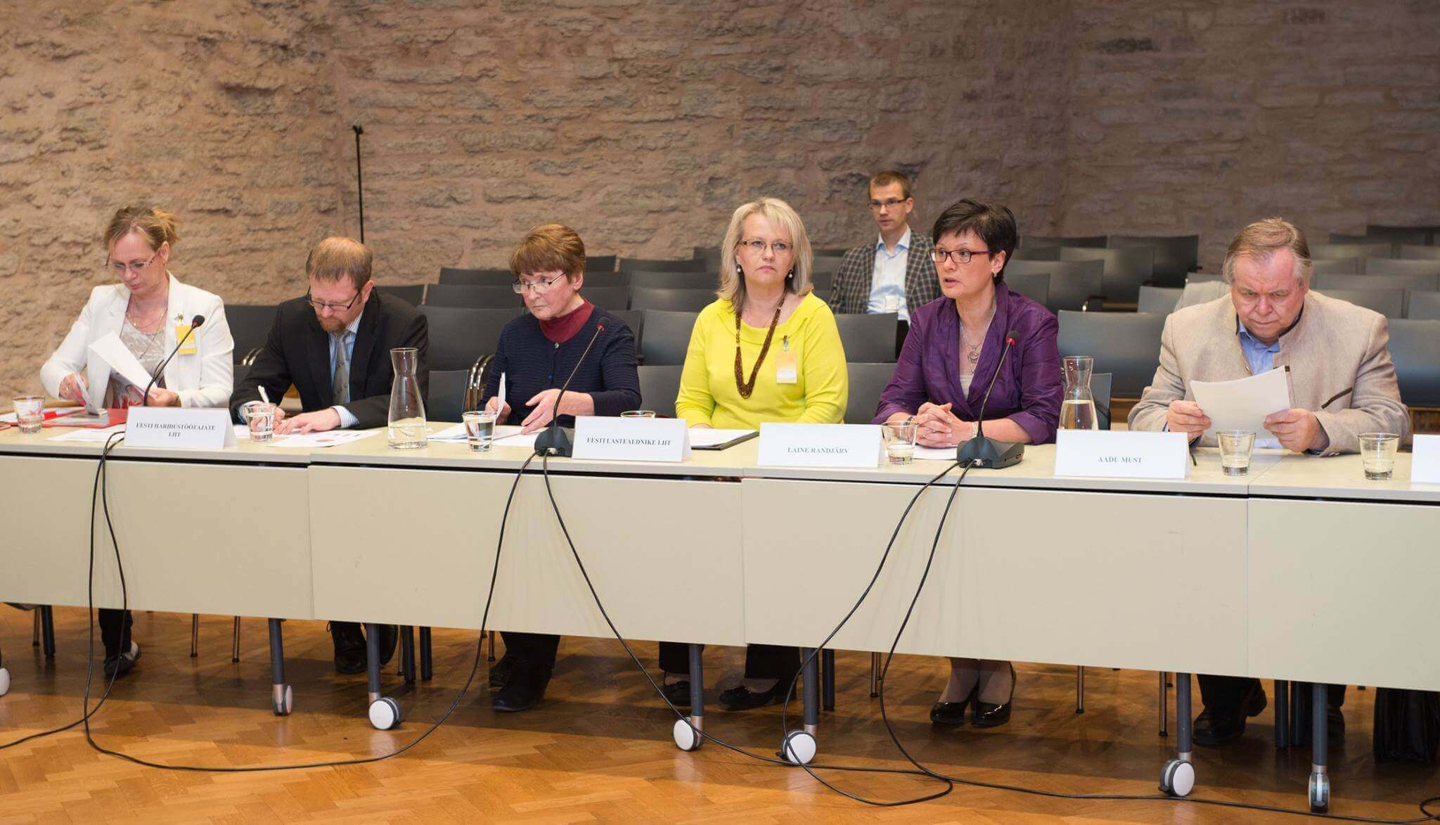 ELAL  ja EHL-i esindajad alushariduse õpetajate palga alammäära kehtestamise läbirääkimistel Kultuurikomisjoni istungil 2019